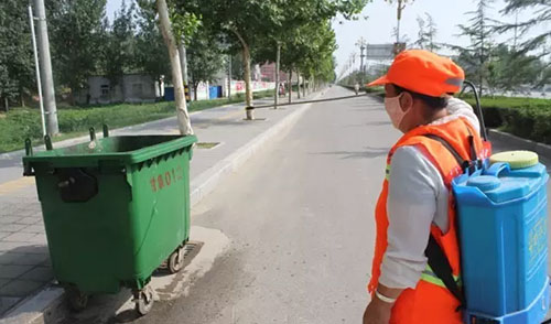 致敬環衛工人，細心消除垃圾桶邊的蚊蠅